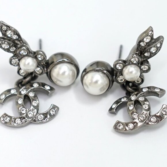 CHANEL CC Logo Rhinestone Pearl Flower Stud Earrings Silver Tone C21B Auth w/Box - Picture 11 of 16